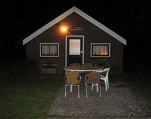 Modernes Badezimmer im Ferienhaus Poolster, Buren, Ameland mit stilvoller Dusche und weier Einrichtung fr optimalen Komfort.