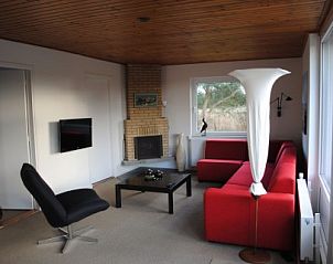 Stijlvolle woonkamer met open haard in Oase vakantiehuis, Buren, Ameland.