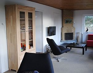 Moderne zithoek met open haard in Oase vakantiehuis, Buren, Ameland.