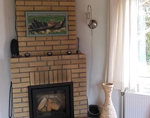 Gezellige open haard in Oase vakantiehuis, Buren, Ameland voor knusse avonden.