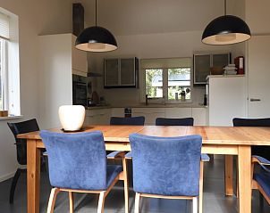 Eetkamer met houten tafel in Oase vakantiehuis, Buren, Ameland voor gezellige diners.