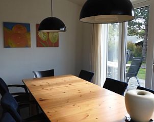 Eetkamer met uitzicht op tuin in Oase vakantiehuis, Buren, Ameland.