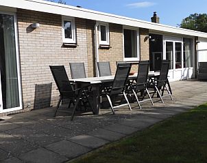 Ruim terras bij Oase vakantiehuis, Buren, Ameland voor buitenmaaltijden.