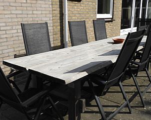 Buiten dineren op het terras van Oase vakantiehuis, Buren, Ameland.