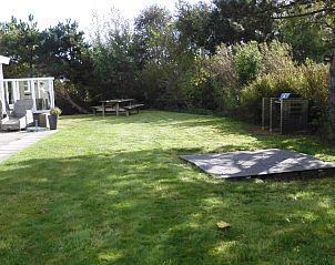 Ruime achtertuin van Oase vakantiehuis, Buren, Ameland met veel privacy.