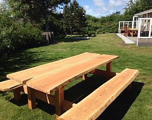 Picknicktafel in de tuin van Oase vakantiehuis, Buren, Ameland voor buitenplezier.