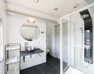 Luxe badkamer in appartement Asterix, Buren, Ameland met inloopdouche en moderne wastafel voor ultiem comfort.