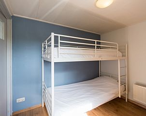 Knusse slaapkamer met stapelbed in appartement Asterix, Buren, Ameland ideaal voor gezinnen op de Waddeneilanden.