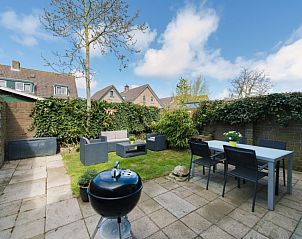 Ruim terras van appartement Asterix, Buren, Ameland met zitgedeelte en barbecue voor gezellige avonden buiten.