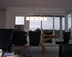 Moderne eetkamer in Roxboro vakantiehuis, Buren, Ameland met veel natuurlijk licht.