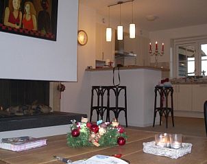 Gezellige woonkamer met open haard in Roxboro vakantiehuis, Buren, Ameland.