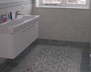 Stijlvolle badkamer met dubbele wastafel in Roxboro vakantiehuis, Buren, Ameland.