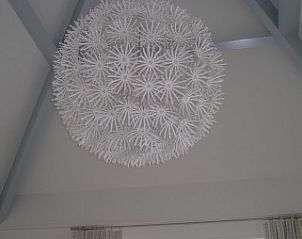 Unieke plafondlamp in de woonkamer van Roxboro vakantiehuis, Buren, Ameland.