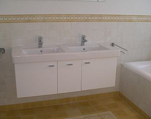 Tweede badkamer met moderne voorzieningen in Roxboro vakantiehuis, Buren, Ameland.