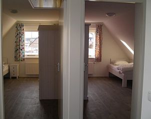 Slaapkamers met dakraam in Roxboro vakantiehuis, Buren, Ameland voor veel daglicht.