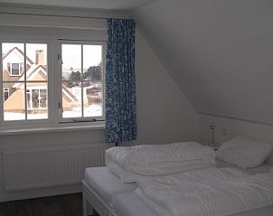 Comfortabele slaapkamer met uitzicht in Roxboro vakantiehuis, Buren, Ameland.