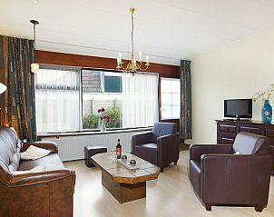 Gemtliches Wohnzimmer im Ferienhaus West, Buren, Ameland mit Ledermbeln und groen Fenstern fr viel Tageslicht.