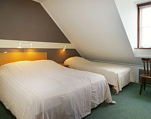 Attraktives Schlafzimmer im Ferienhaus West, Buren, Ameland mit bequemen Betten und natrlichem Licht fr hchsten Komfort.