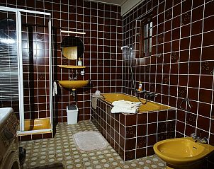 Retro-Badezimmer im Ferienhaus West, Buren, Ameland mit einzigartigen braunen Fliesen und modernen Annehmlichkeiten fr einen komfortablen Aufenthalt.