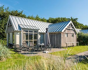 Vuurtorenlodge 6 in Hollum, Ameland biedt een charmant vakantiehuis met terras, omgeven door de natuur van de Waddeneilanden.