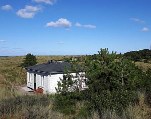 Vakantiehuisje in Hollum op Ameland met uitzicht op de vuurtoren, ideaal voor een ontspannen verblijf op de Waddeneilanden.
