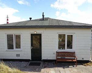 Vooraanzicht van Vakantiehuisje in Hollum, een charmante vakantiewoning op Ameland met een uitnodigende veranda.