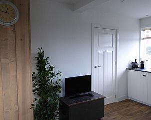 Moderne binnenruimte van Vakantiehuisje in Hollum op Ameland met een stijlvolle inrichting en veel natuurlijk licht.