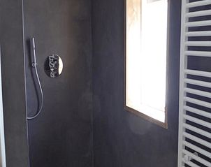 Stijlvolle badkamer van Vakantiehuisje in Hollum op Ameland met een moderne douche en luxe afwerking.