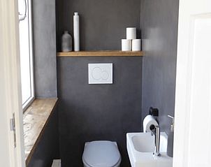 Netjes ingerichte toiletruimte in Vakantiehuisje in Hollum op Ameland, met strakke afwerking en natuurlijke lichtinval.