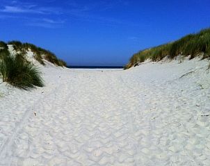 Toegang tot een afgelegen strandpad bij Vakantiehuisje in Hollum op Ameland, ideaal voor rustzoekers.