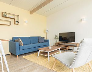 Gezellige woonkamer van Kooikers Comfort vakantiehuis in Hollum, Ameland met moderne inrichting en comfortabele zitruimte.