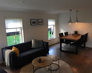 Modernes Wohnzimmer von Voor de Bijl, Ferienhaus in Hollum, Ameland mit Holzboden und Esstisch.