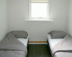 Schlafzimmer mit zwei Einzelbetten im Ferienhaus Voor de Bijl, Hollum, Ameland.