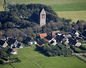 Luftaufnahme von Hollum, Ameland mit Kirchturm und grner Umgebung beim Ferienhaus Voor de Bijl.