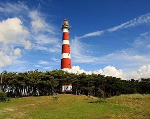 Ikonischer Leuchtturm von Ameland inmitten der Natur, in der Nhe des Ferienhauses Voor de Bijl in Hollum.
