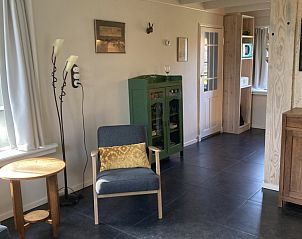 Stijlvolle zithoek in Beppe van Ameland vakantiehuis op Ameland.