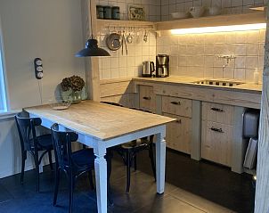 Eetgedeelte en keuken in Beppe van Ameland vakantiehuis, Waddeneilanden.