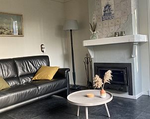 Luxe woonkamer met leren bank in Beppe van Ameland vakantiehuis, Ameland.