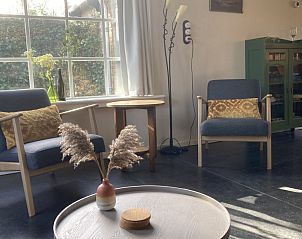 Lichte zithoek met uitzicht in Beppe van Ameland vakantiehuis, Hollum.