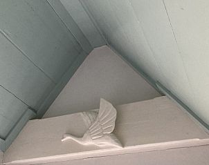 Decoratieve plafondhoek in Beppe van Ameland vakantiehuis, Ameland.