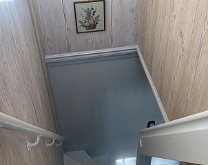 Trap met houten wand in Beppe van Ameland vakantiehuis, Hollum.
