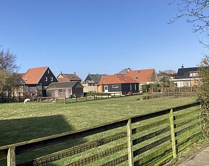 Uitzicht op groene omgeving vanuit Beppe van Ameland vakantiehuis, Ameland.