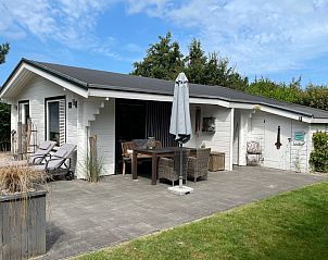 Geniet van de rust op het terras van Finse Bungalow Comfort 4 in Hollum, Ameland. Ontspan in deze charmante vakantieaccommodatie op de Waddeneilanden.