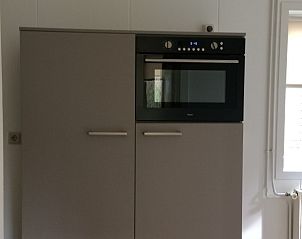 Stijlvolle keuken met moderne apparatuur in Oerd vakantiehuis, Hollum, Ameland.