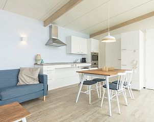 Open keuken en eetgedeelte in Wadden Special vakantiehuis in Hollum, Ameland met eettafel en moderne apparatuur.