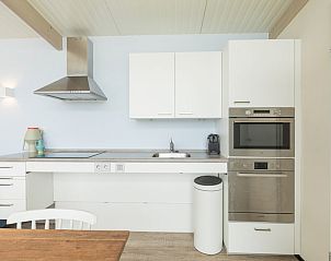 Stijlvolle keuken in Wadden Special vakantiehuis in Hollum, Ameland met inbouwapparatuur en strakke afwerking.