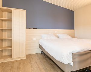 Sfeervolle slaapkamer in Wadden Special vakantiehuis in Hollum, Ameland met comfortabel tweepersoonsbed.
