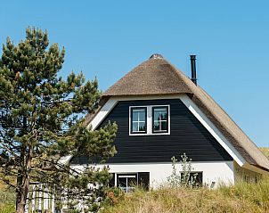 Engelsmanduinvilla 8 in Hollum, Ameland, een charmant vakantiehuis met rieten dak, omgeven door natuur in de Waddeneilanden.
