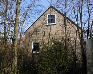 Buitenkant van vakantiehuis Onder de Pannen! omgeven door natuur in Hollum, Ameland.