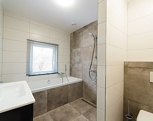 Complete badkamer met douche en toilet in vakantiehuis Onder de Pannen! in Hollum.